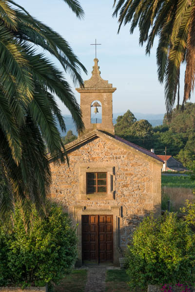 Chapel watches over Pazo de Geigegos